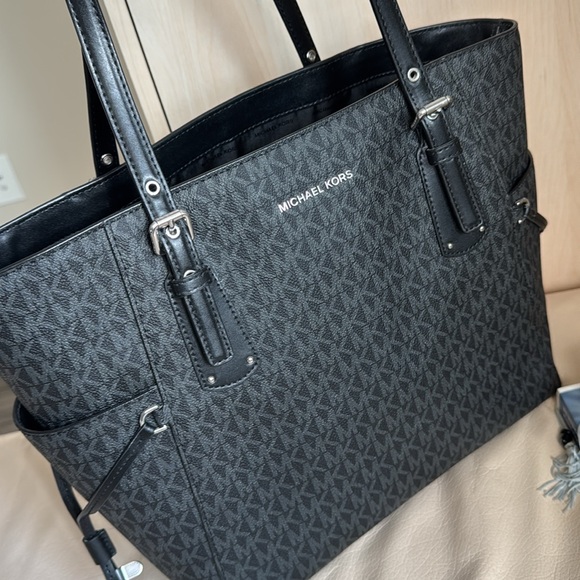 Michael Kors Voyager Signature Tote Bag - Picture 4 of 8